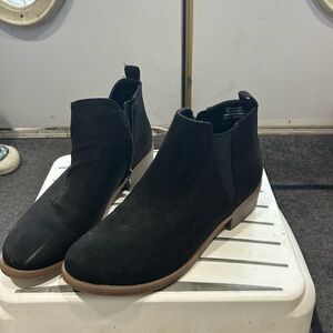 Size 8 small heel shoes 
Good cotton’s black colour